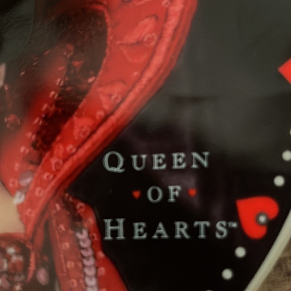 Vintage 1995 Barbie Queen of Hearts heart shaped collectors plate. - Picture 10 of 15